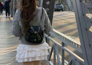 通过首页入口进入冲哥精选视频，尽享精彩吃瓜瞬间